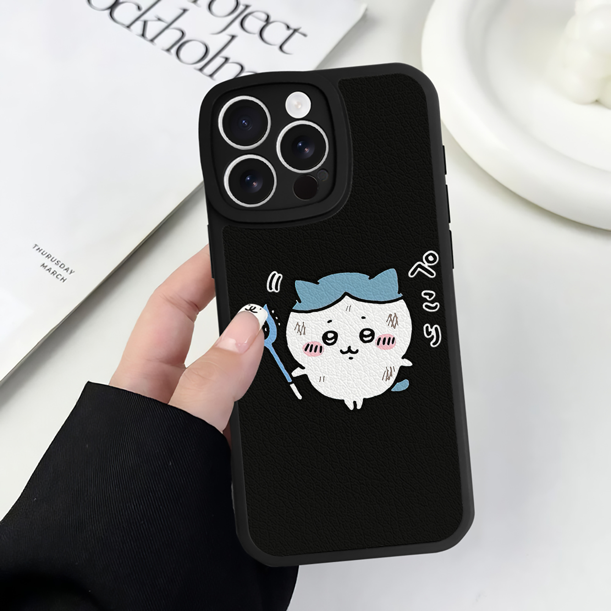 （画像用） ちいかわ ハチワレ Chii-kawa hachiware 【iPhone 16シリーズ対応】シリコンスマホケース（レザー調） 材質：シリコン